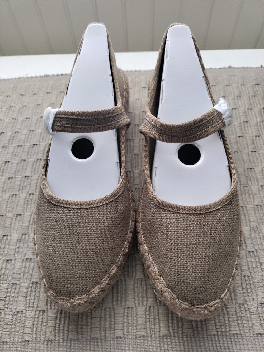 Cushionaire Espadrilles Tapas Canvas Flats Taupe Women's Size 6.5